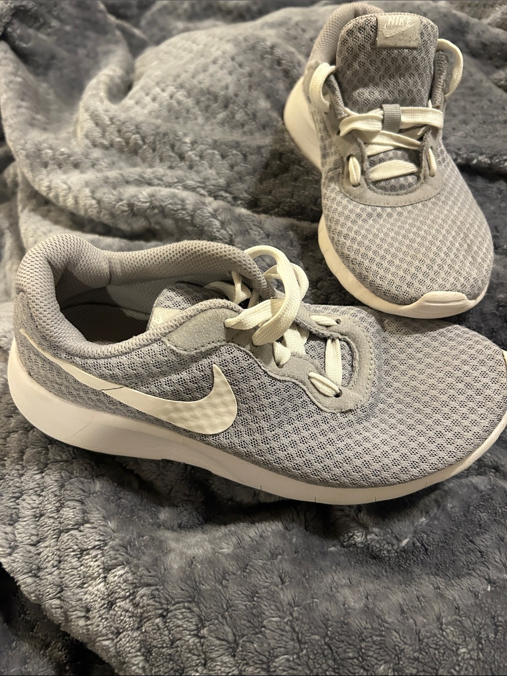 Great Condition Kids sz5 Grey and White Nike Shoes